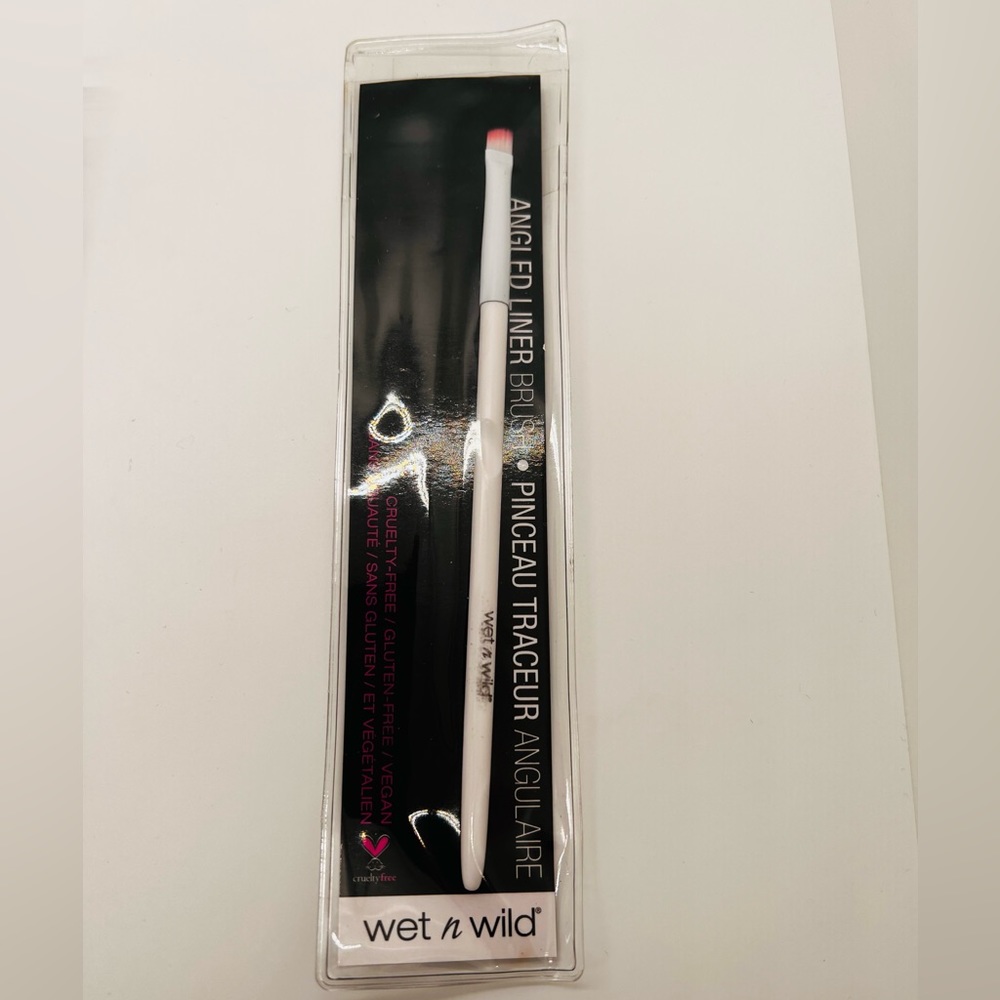 Wet n Wild angled flat. makeup brush, ultra-fine precision, ergonomic